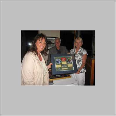 174-2009(281)DelanaPeterson-MartyHeuer-EllenBragg-174th-Assn-plaque-for-the-hotel-staff.jpg